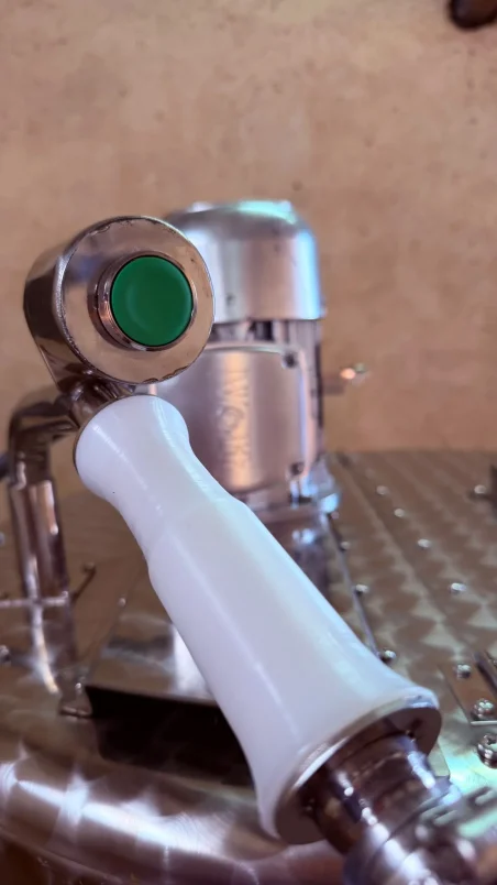 Carro Dispensador de Calostro Autopropulsado | Milktaxi