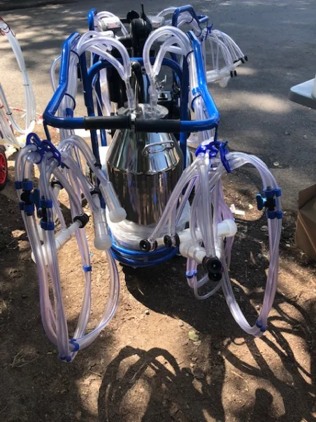 Carro de ordeño para 8 cabras con dos cantaras de 40 Litros -0
